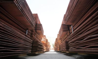 Fotografía de archivo en la que se captó cientos de planchas de cobre en la mina de Chuquicamata, en Calama (Chile). EFE/Felipe Trueba