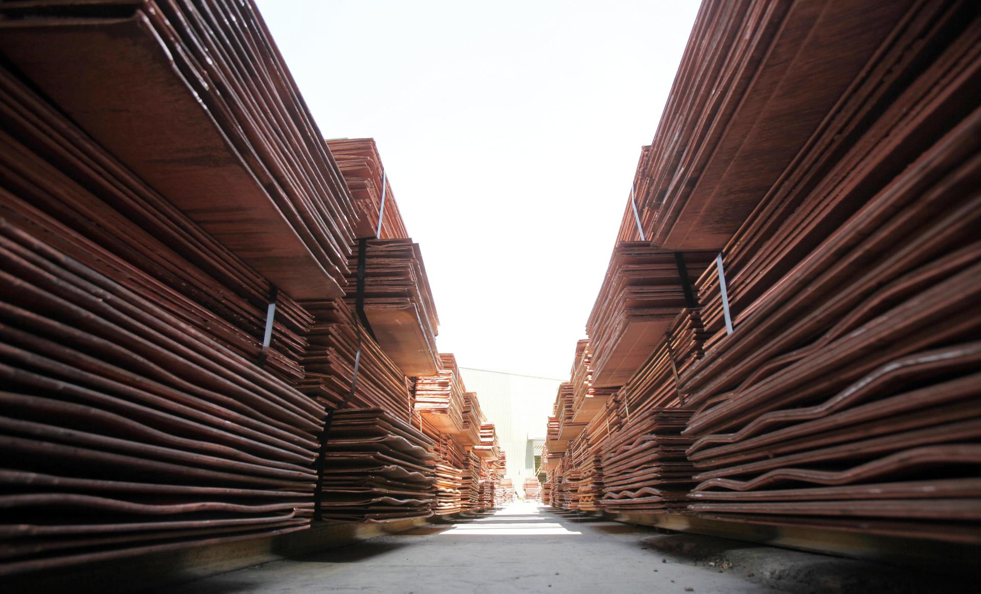 Fotografía de archivo en la que se captó cientos de planchas de cobre en la mina de Chuquicamata, en Calama (Chile). EFE/Felipe Trueba
