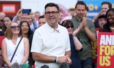 El diputado laborista recién elegido por Makerfield, Andy Burnham, junto a sus seguidores tras ganar las elecciones parciales de Makerfield, en Wigan, Reino Unido, el 19 de junio de 2026. El alcalde de Mánchester superó al candidato de Reform UK al obtener 24.937 votos, casi un 55 % del total. EFE/EPA/ADAM VAUGHAN