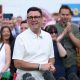 El diputado laborista recién elegido por Makerfield, Andy Burnham, junto a sus seguidores tras ganar las elecciones parciales de Makerfield, en Wigan, Reino Unido, el 19 de junio de 2026. El alcalde de Mánchester superó al candidato de Reform UK al obtener 24.937 votos, casi un 55 % del total. EFE/EPA/ADAM VAUGHAN