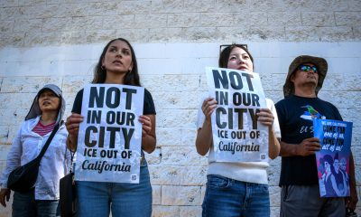 Fotografía de archivo del 10 de julio de 2025 donde aparecen personas sosteniendo carteles que piden la retirada del Servicio de Inmigración y Control de Aduanas (ICE) de California, durante una protesta en Los Ángeles (Estados Unidos). EFE/ David Toro