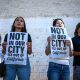 Fotografía de archivo del 10 de julio de 2025 donde aparecen personas sosteniendo carteles que piden la retirada del Servicio de Inmigración y Control de Aduanas (ICE) de California, durante una protesta en Los Ángeles (Estados Unidos). EFE/ David Toro
