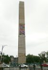 Activistas de Greenpeace México colocan una manta en la Estela de Luz este martes, en Ciudad de México (México). EFE/Eduardo Guerra
