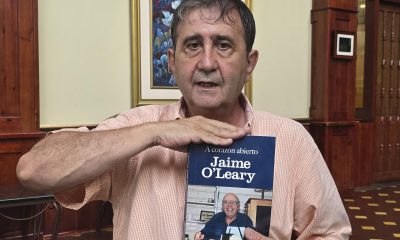 Fotografía del 2 junio de 2026 que muestra al escritor español Alejandro Fernández posando en una entrevista con EFE en San Pedro Sula (Honduras).EFE/ Germán Reyes