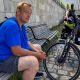 En la imagen, Gerald, jubilado, descansa a la sombra junto a su bicicleta, cerca del río Spree, en el centro de Berlín. EFE/ Salvador Martínez Mas