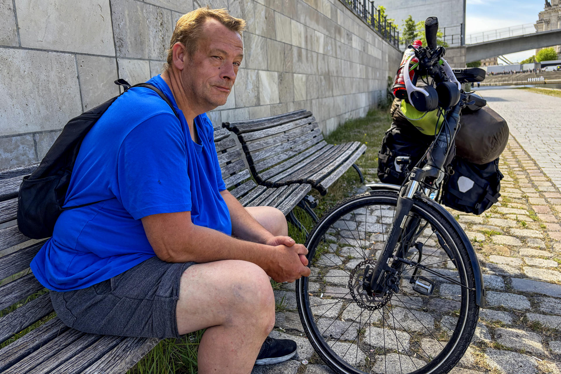En la imagen, Gerald, jubilado, descansa a la sombra junto a su bicicleta, cerca del río Spree, en el centro de Berlín. EFE/ Salvador Martínez Mas