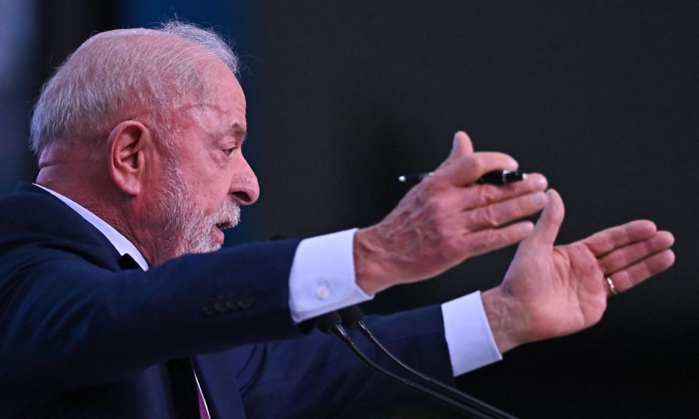 El presidente de Brasil, Luiz Inácio Lula da Silva, fue captado este 10 de junio, durante un acto oficial, en el Palacio de Planalto, en Brasilia (Brasil). EFE/Andre Borges