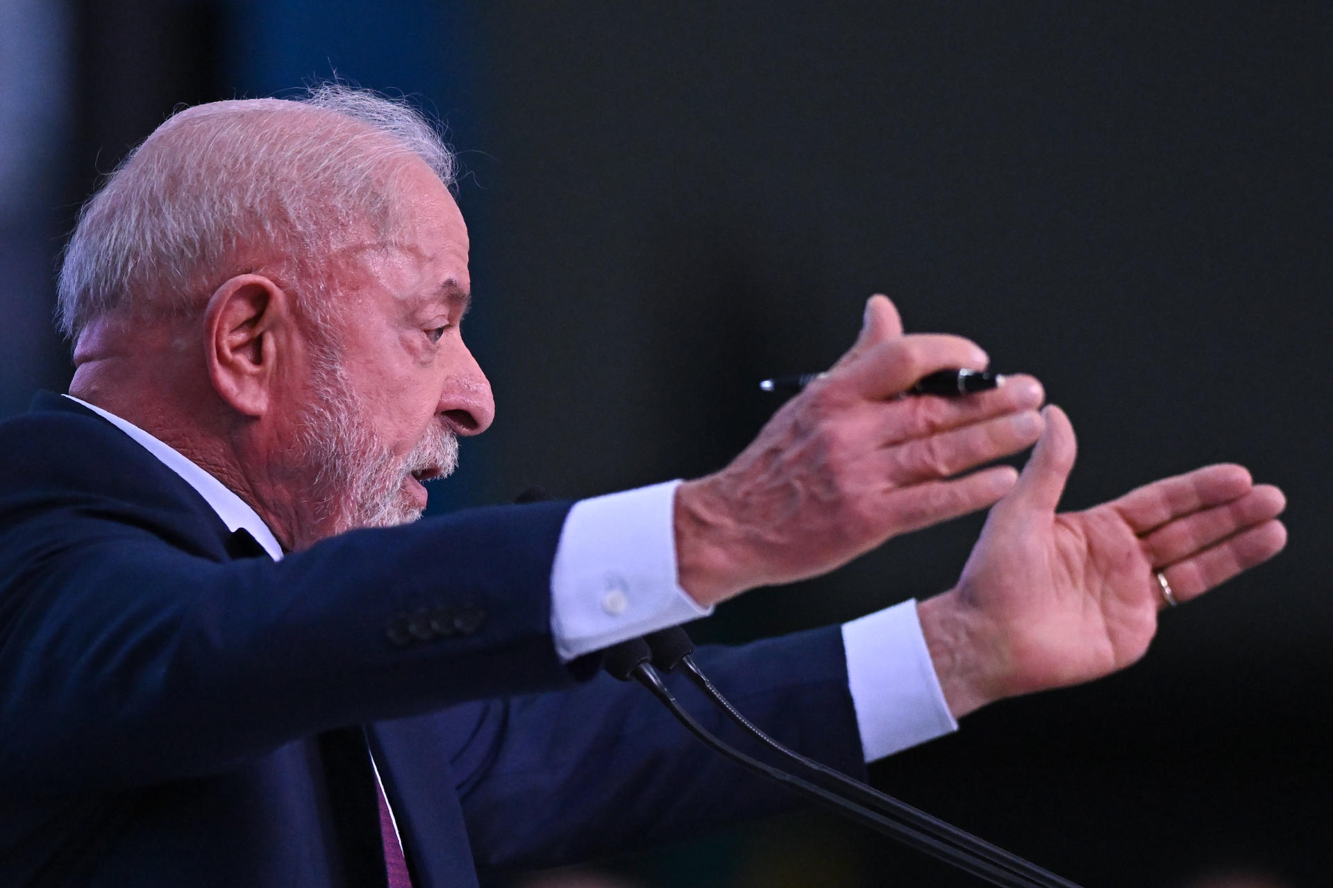 El presidente de Brasil, Luiz Inácio Lula da Silva, fue captado este 10 de junio, durante un acto oficial, en el Palacio de Planalto, en Brasilia (Brasil). EFE/Andre Borges