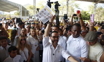 El candidato presidencial del movimiento Defensores de la Patria, Abelardo de la Espriella, vota este domingo en Barranquilla (Colombia). EFE/ Ernesto Guzmán Jr.