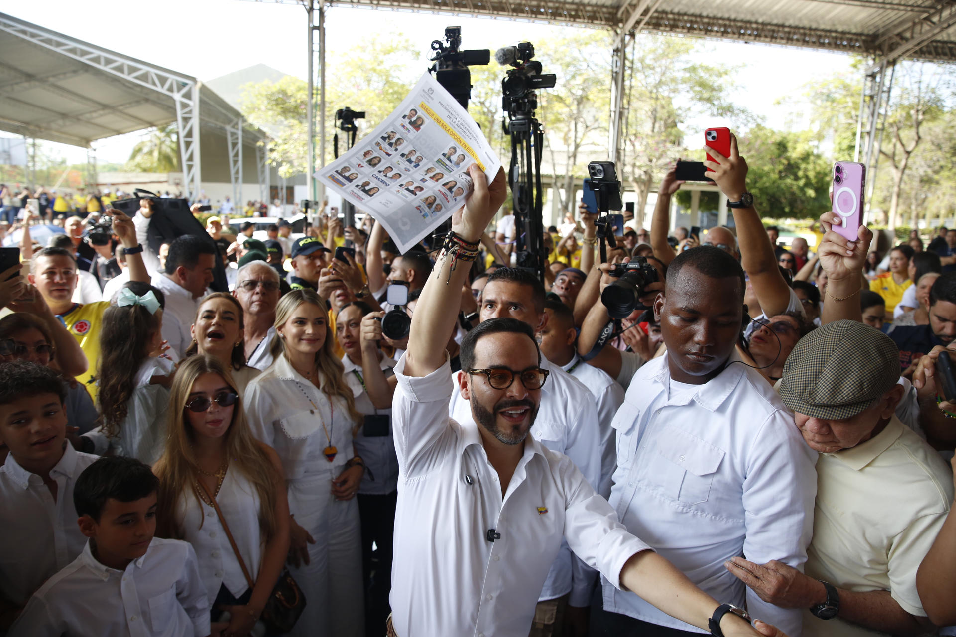 El candidato presidencial del movimiento Defensores de la Patria, Abelardo de la Espriella, vota este domingo en Barranquilla (Colombia). EFE/ Ernesto Guzmán Jr.