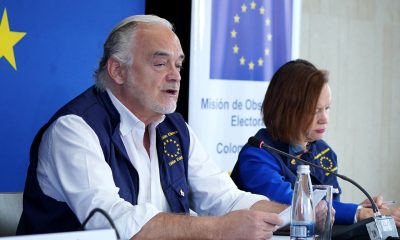 El vicepresidente tercero del Parlamento Europeo y jefe de la Misión de Observación Electoral de la Unión Europea para Colombia (MOE UE), Esteban González Pons (i), fue captado, este 2 de junio, durante una rueda de prensa, en Bogotá (Colombia). EFE/Pablo Seco
