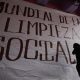 Un activista posa junto a un cartel durante una manifestación, donde acusan a las autoridades de intentar "borrar" sus demandas por el acceso al agua y la defensa del territorio, tras el retiro de un mural comunitario instalado en las inmediaciones del estadio Azteca, este martes en Ciudad de México (México). EFE/ José Méndez