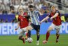 El delantero de Argentina, Leo Messi (c), intenta llevarse el balón ante los defensores de Austria durante el partido del Mundial 2026. EFE/Mariscal