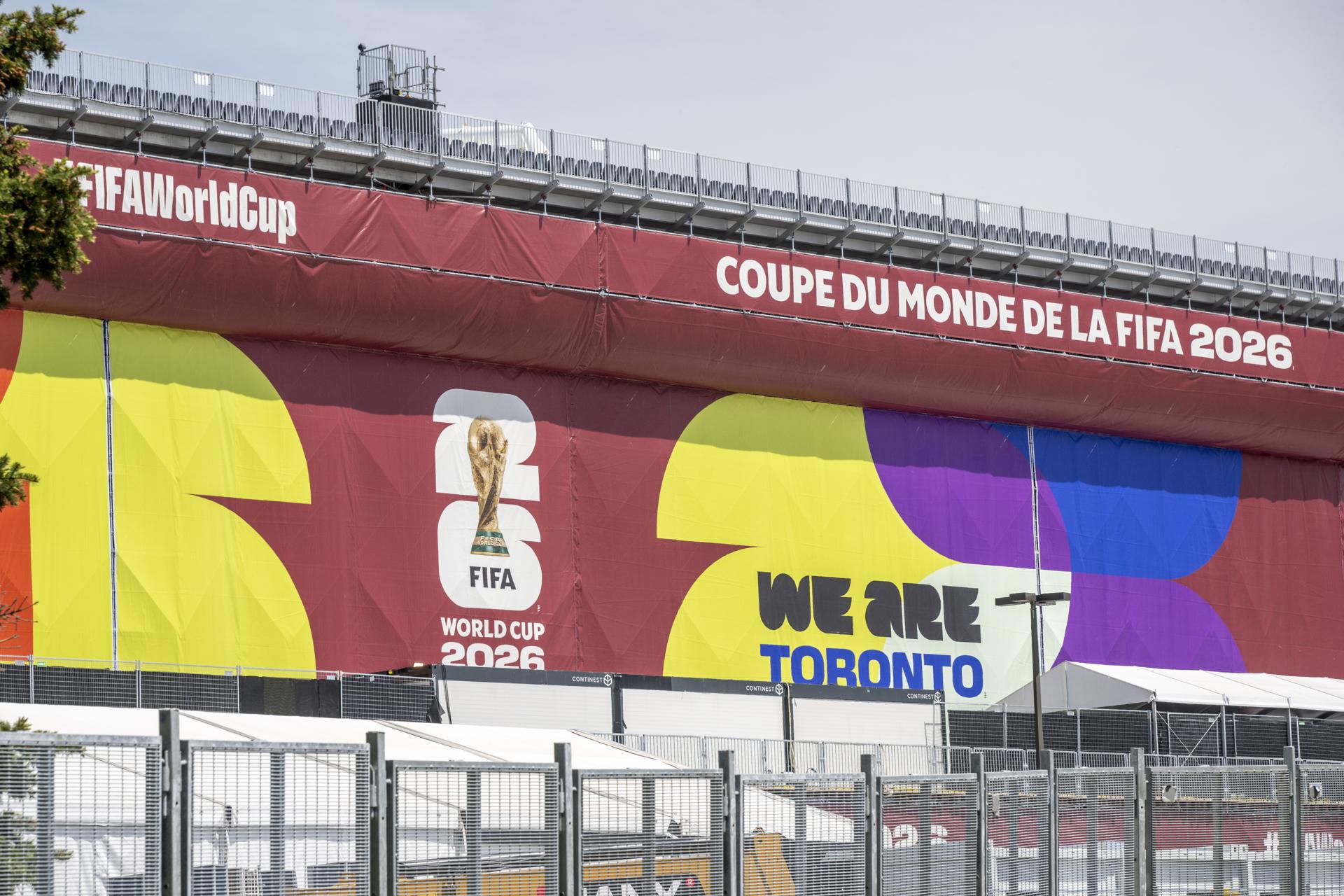 Vista del Toronto Stadium, en esa ciudad canadiense, con la decoración de la Copa del Mundo 2026, que se disputará desde el 11 de junio en Estados Unidos, México y Canadá. EFE/EDUARDO LIMA