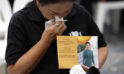 Una tailandesa llorando mientras sostiene una fotografía de la difunta princesa tailandesa Bajrakitiyabha.
EFE/EPA/RUNGROJ YONGRIT