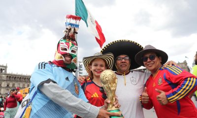 Aficionados mexicanos y españoles posan en el Fan Fest del Mundial 2026 este lunes, en el Zócalo de Ciudad de México (México). EFE/ Mario Guzmán