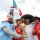 Aficionados mexicanos y españoles posan en el Fan Fest del Mundial 2026 este lunes, en el Zócalo de Ciudad de México (México). EFE/ Mario Guzmán
