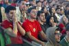Miles de hinchas de Marruecos reunidos este sábado en el Estadio Moulay Hassan de Rabat siguen el partido inaugural del Grupo C del Mundial contra Brasil jugado en la ciudad estadounidense de Newark y que terminó igualado 1-1. EFE/EPA/JALAL MORCHIDI
