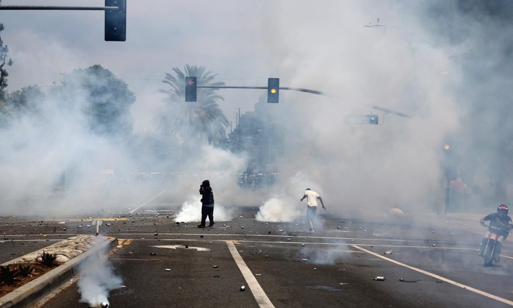 Manifestantes corren a través del gas lacrimógeno lanzado por agentes federales cerca de un Home Depot después de que el Servicio de Inmigración y Control de Aduanas (ICE) realizara una redada en Paramount, California, EE. UU., el 07 de junio de 2025. EFE/EPA/ALLISON DINNER
 
//////////
 
PARAMOUNT (United States), 08/06/2025.- Protesters run through tear gas fired by federal agents near a Home Depot after a raid was conducted by Immigration and Customs Enforcement (ICE) in Paramount, California, USA, 07 June 2025. This comes the day after federal immigration authorities arrested more than 40 people across Los Angeles, as protesters gathered outside a federal detention center. (Protestas) EFE/EPA/ALLISON DINNER