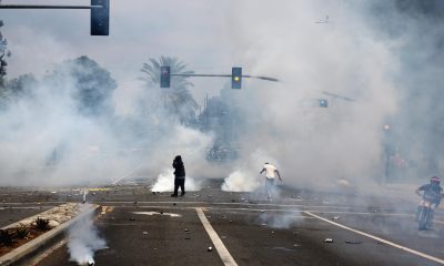 Manifestantes corren a través del gas lacrimógeno lanzado por agentes federales cerca de un Home Depot después de que el Servicio de Inmigración y Control de Aduanas (ICE) realizara una redada en Paramount, California, EE. UU., el 07 de junio de 2025. EFE/EPA/ALLISON DINNER
 
//////////
 
PARAMOUNT (United States), 08/06/2025.- Protesters run through tear gas fired by federal agents near a Home Depot after a raid was conducted by Immigration and Customs Enforcement (ICE) in Paramount, California, USA, 07 June 2025. This comes the day after federal immigration authorities arrested more than 40 people across Los Angeles, as protesters gathered outside a federal detention center. (Protestas) EFE/EPA/ALLISON DINNER