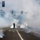Manifestantes corren a través del gas lacrimógeno lanzado por agentes federales cerca de un Home Depot después de que el Servicio de Inmigración y Control de Aduanas (ICE) realizara una redada en Paramount, California, EE. UU., el 07 de junio de 2025. EFE/EPA/ALLISON DINNER
 
//////////
 
PARAMOUNT (United States), 08/06/2025.- Protesters run through tear gas fired by federal agents near a Home Depot after a raid was conducted by Immigration and Customs Enforcement (ICE) in Paramount, California, USA, 07 June 2025. This comes the day after federal immigration authorities arrested more than 40 people across Los Angeles, as protesters gathered outside a federal detention center. (Protestas) EFE/EPA/ALLISON DINNER