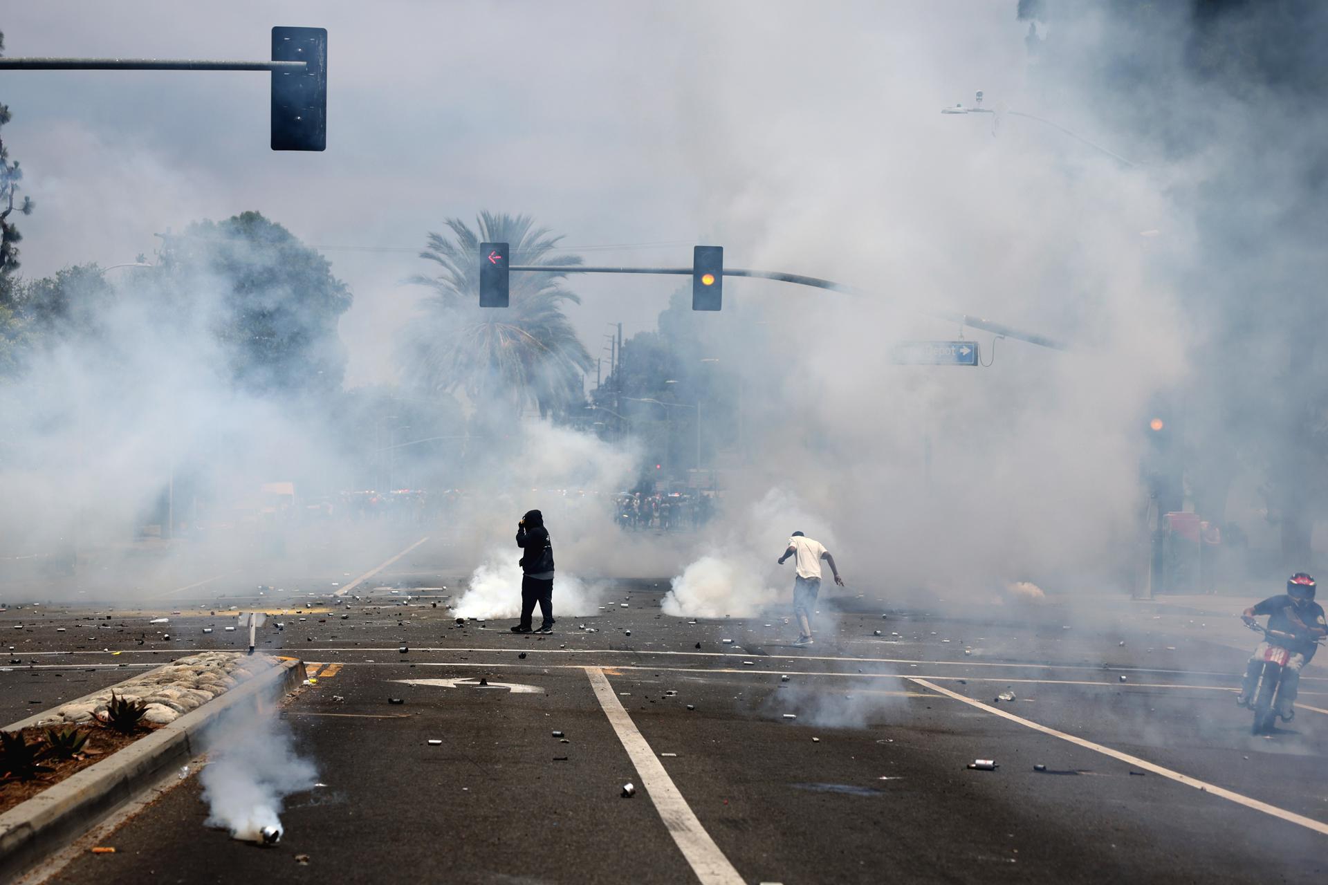 Manifestantes corren a través del gas lacrimógeno lanzado por agentes federales cerca de un Home Depot después de que el Servicio de Inmigración y Control de Aduanas (ICE) realizara una redada en Paramount, California, EE. UU., el 07 de junio de 2025. EFE/EPA/ALLISON DINNER
 
//////////
 
PARAMOUNT (United States), 08/06/2025.- Protesters run through tear gas fired by federal agents near a Home Depot after a raid was conducted by Immigration and Customs Enforcement (ICE) in Paramount, California, USA, 07 June 2025. This comes the day after federal immigration authorities arrested more than 40 people across Los Angeles, as protesters gathered outside a federal detention center. (Protestas) EFE/EPA/ALLISON DINNER