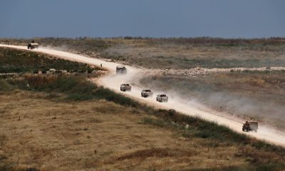 Vehículos militares se desplazan por el sur del Líbano, vistos desde el lado israelí de la frontera en la Alta Galilea, al norte de Israel. EFE/EPA/ATEF SAFADI