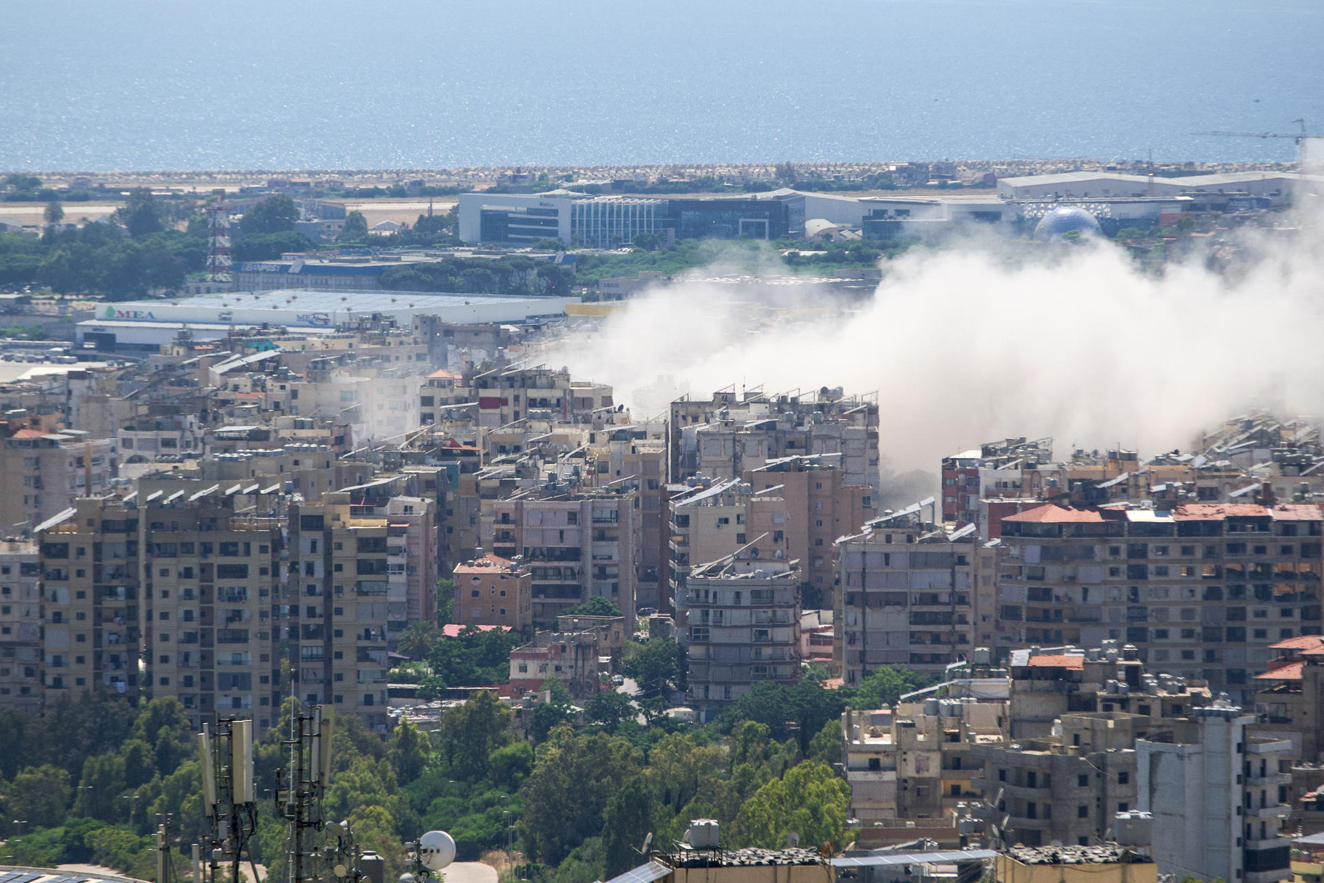 BEIRUT (LÍBANO), 07/06/2026.-Una columna de humo se alza sobre los suburbios del sur de Beirut, conocidos como Dahye, tras el último bombardeo israelí en la ciudad. El primer ministro de Israel, Benjamín Netanyahu, anunció este domingo en un comunicado que sus fuerzas armadas han bombardeado los suburbios del sur de Beirut, conocidos como Dahye y bastión del grupo chií Hizbulá, siendo el primer ataque contra la capital libanesa desde el acuerdo de un nuevo alto el fuego en Washington el jueves. EFE/Edgar Gutiérrez