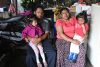 Nohemy Velásquez, madre guatemalteca de cinco hijos, fue captada el pasado 12 de junio al posar con varios familiares en la Aldea Mesias de Amatitlán (Guatemala). A guatemaltecos como Velásquez, las remesas le han permitido pagar una nueva casa con lo enviado por una hija desde EE.UU. EFE/Alex Cruz
