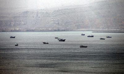 Imagen de archivo de varios barcos comerciales en el Estrecho de Ormuz. EFE/Ali Haider