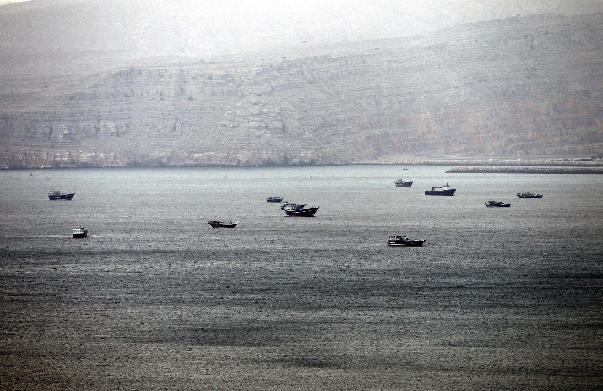 Imagen de archivo de varios barcos comerciales en el Estrecho de Ormuz. EFE/Ali Haider