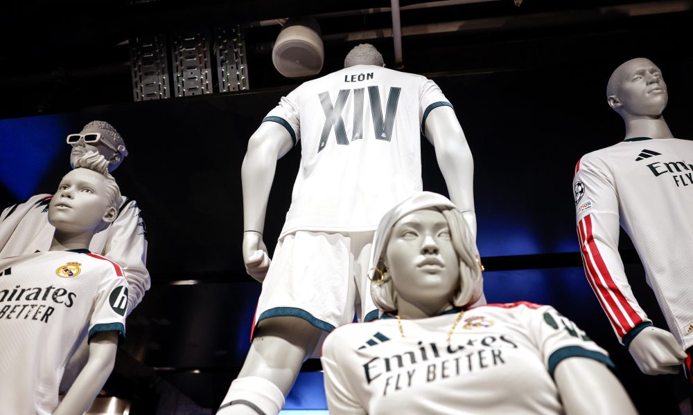 El Real Madrid ha puesto a la venta en su tienda oficial este lunes una edición limitada de camisetas con el nombre de León XIV, con un precio de 195 euros, después de que el papa desvelara su afición por el conjunto madridista. EFE/ Rodrigo Jiménez