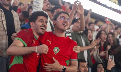 Miles de hinchas de Marruecos reunidos este sábado en el Estadio Moulay Hassan de Rabat siguen con expectación el partido inaugural del Grupo C del Mundial contra Brasil jugado en la ciudad estadounidense de Newark y que terminó igualado 1-1. EFE/EPA/JALAL MORCHIDI