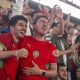Miles de hinchas de Marruecos reunidos este sábado en el Estadio Moulay Hassan de Rabat siguen con expectación el partido inaugural del Grupo C del Mundial contra Brasil jugado en la ciudad estadounidense de Newark y que terminó igualado 1-1. EFE/EPA/JALAL MORCHIDI