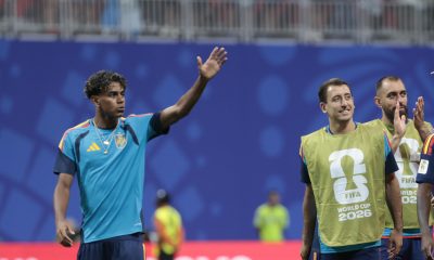 .- Los jugadores de la selección española Lamine Yamal (i) y Mikel Oyarzábal, al final del partido del Mundial 2026 entre España y Arabia Saudí, con victoria 4-0 este domingo en Atlanta. EFE/Lavandeira Jr