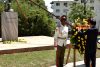 El ministro de Relaciones Exteriores de Vietnam, Le Hoai Trung (d), coloca una cinta a una ofrenda floral durante una ceremonia en el monumento a Ho Chi Minh, en La Habana (Cuba). EFE/ Ernesto Mastrascusa
