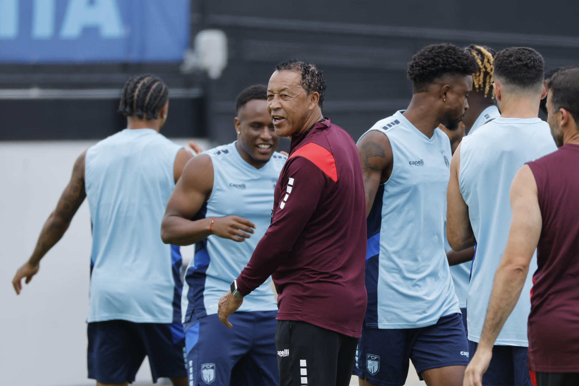 El seleccionador de Cabo Verde, Pedro Leitão Brito 'Bubista' (c), participa en un entrenamiento en Atlanta (EE.UU.). EFE/Lavandeira jr.