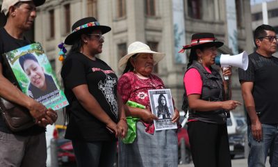 Integrantes de la asociación de víctimas de la masacre de Juliaca, ocurrida en medio de las protestas por la destitución del expresidente Pedro Castillo, participan en una manifestación ante la probable elección de Keiko Fujimori como presidenta, este martes en Lima (Perú). EFE/ Paolo Aguilar