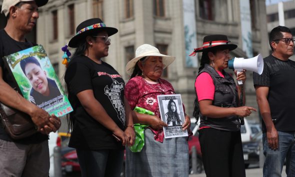 Integrantes de la asociación de víctimas de la masacre de Juliaca, ocurrida en medio de las protestas por la destitución del expresidente Pedro Castillo, participan en una manifestación ante la probable elección de Keiko Fujimori como presidenta, este martes en Lima (Perú). EFE/ Paolo Aguilar