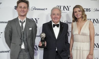 Lorne Michaels (centro) posa con el premio a Mejor Musical por 'Schmigadoon!' en la sala de prensa de la 79.ª edición de los Premios Tony, en Nueva York, Estados Unidos, el 7 de junio de 2026. EFE/EPA/OLGA FEDOROVA