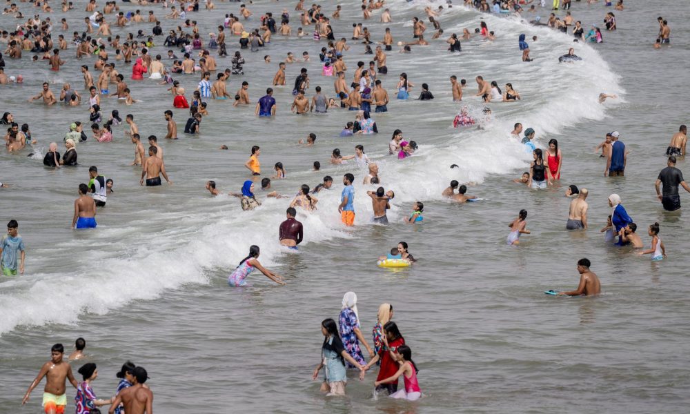 En la imagen de archivo, la gente se refresca en la playa un día de calor en Rabat, Marruecos. EFE/EPA/Jalal Morchidi