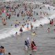 En la imagen de archivo, la gente se refresca en la playa un día de calor en Rabat, Marruecos. EFE/EPA/Jalal Morchidi