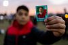 Un niño sostiene una lamina de Cristiano Ronaldo este jueves, en Santiago, donde el Mundial mueve pasiones, pese a que Chile no se clasificó. EFE/ Javier Torres
