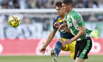 El centrocampista del Betis, Sergi Altamira (D), disputa un balón en una fotografía de archivo. EFE / Julio Muñoz.