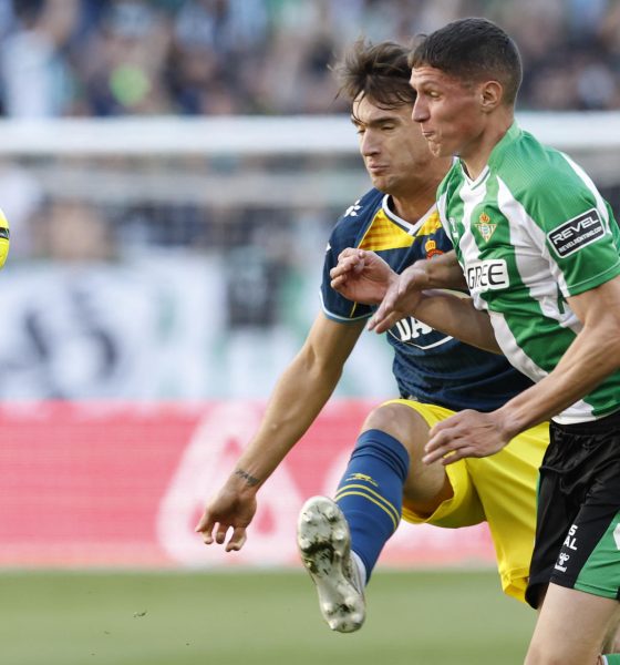 El centrocampista del Betis, Sergi Altamira (D), disputa un balón en una fotografía de archivo. EFE / Julio Muñoz.