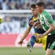 El centrocampista del Betis, Sergi Altamira (D), disputa un balón en una fotografía de archivo. EFE / Julio Muñoz.