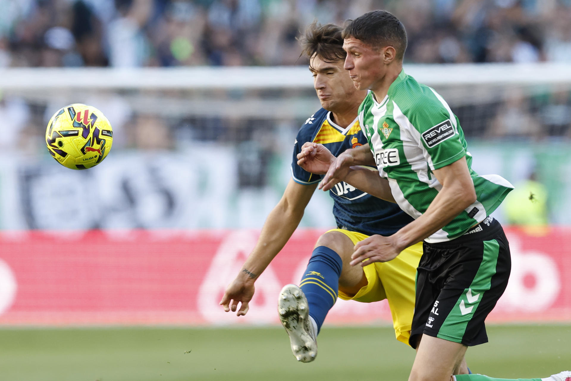 El centrocampista del Betis, Sergi Altamira (D), disputa un balón en una fotografía de archivo. EFE / Julio Muñoz.
