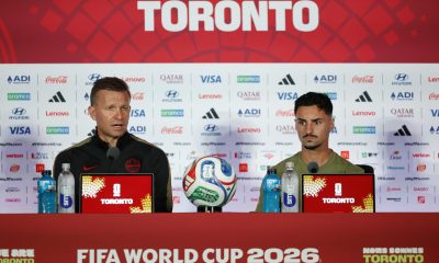 El seleccionador de Canadá, Jesse Marsch (i) y el jugador Stephen Eustáquio, en una rueda de prensa este jueves, en Toronto (Canadá). EFE/Bienvenido Velasco