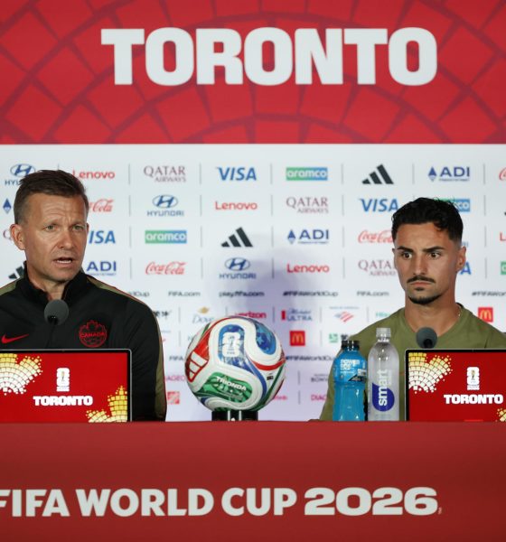 El seleccionador de Canadá, Jesse Marsch (i) y el jugador Stephen Eustáquio, en una rueda de prensa este jueves, en Toronto (Canadá). EFE/Bienvenido Velasco
