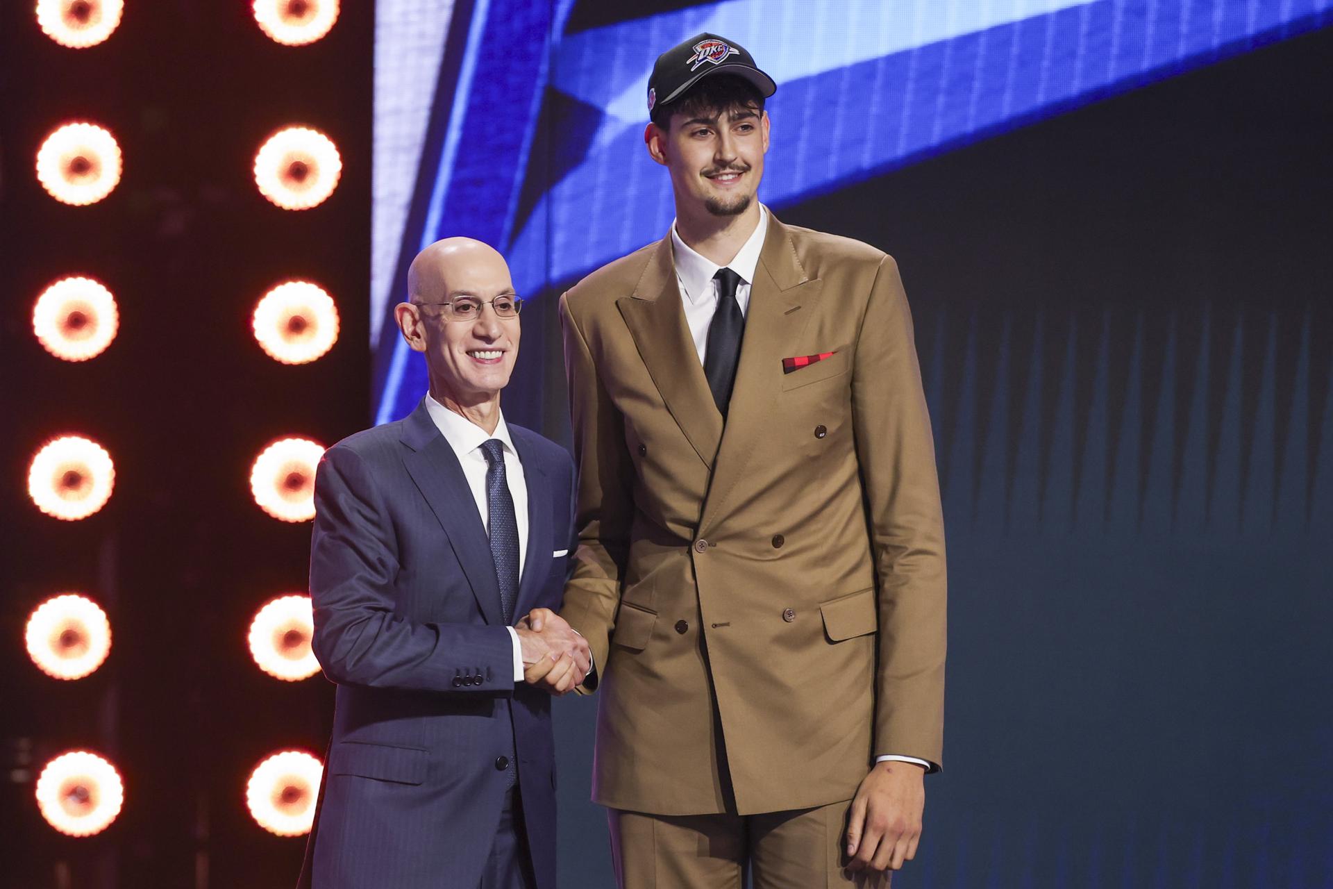 El comisionado de la NBA, Adam Silver (I), y el español Aday Mara, tras ser elegido por los Oklahoma City Thunder en la primera ronda del Draft de la NBA 2026 en el Barclays Center, en Brooklyn, Nueva York. EFE/SARAH YENESEL PROHIBIDO SU USO EN SHUTTERSTOCK